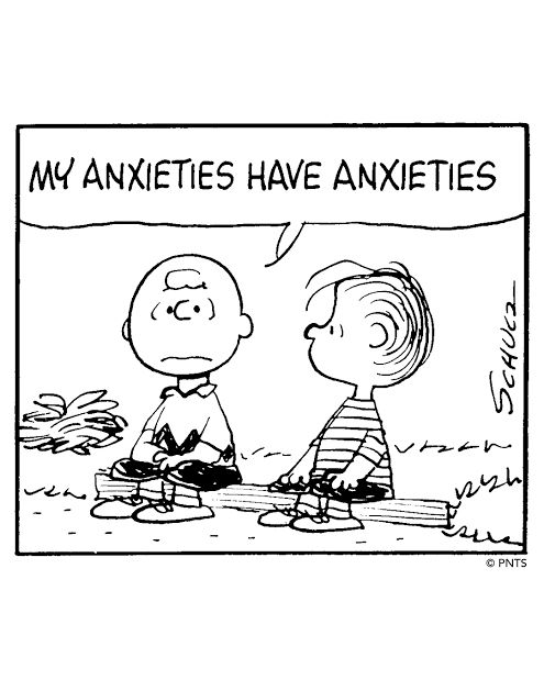 quadro de tirinha em preto e branco da turma do snoopy/chalie brown. Charlie Brown conversa com Linus, eles estão sentados no banco de praça. Charlie Brown diz "mu anxieties have anxieties"