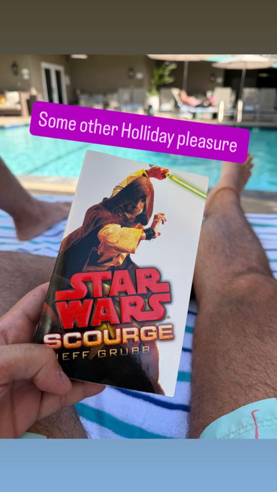 Lecture du roman star wars legends scourge au bord de la piscine à LA
