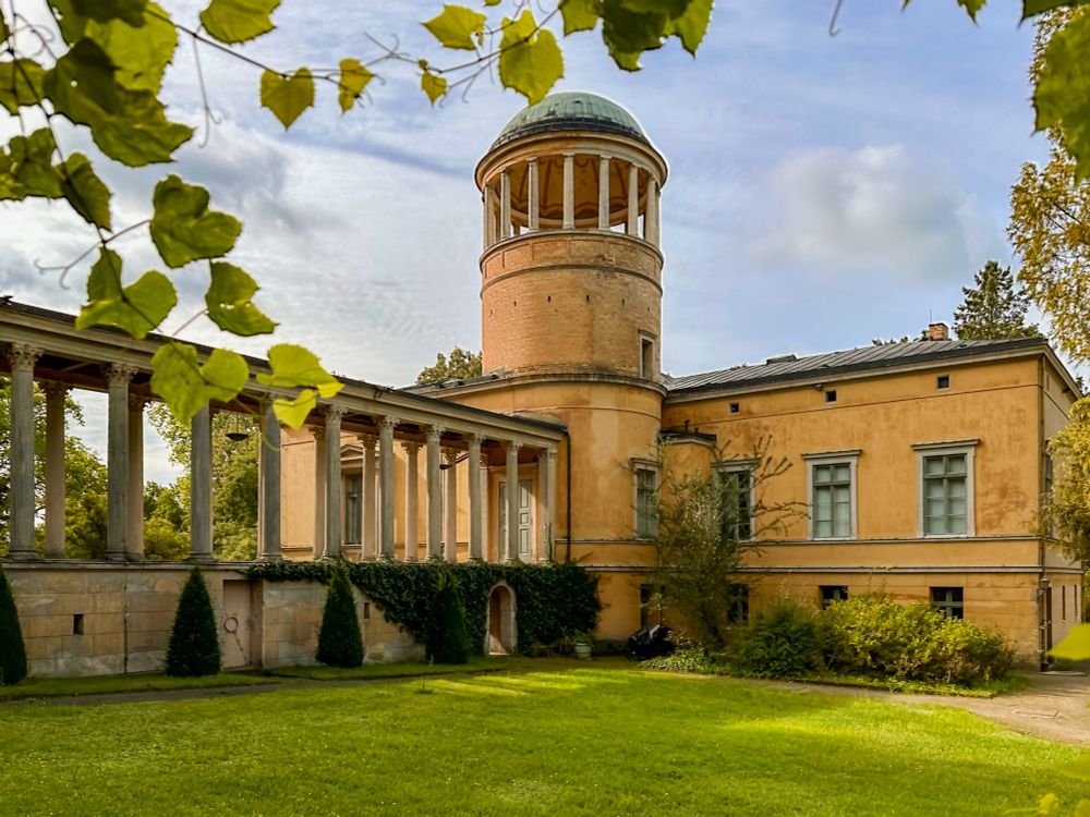 Lindstedt Palace (Schloss Lindstedt) in Potsdam is a small, late-classical palace built between 1858 and 1861 as a royal residence for King Friedrich Wilhelm IV of Prussia. The palace was designed by a team of prominent architects, including Ludwig Persius, Ludwig Ferdinand Hesse, August Stüler, and Ferdinand von Arnim, who ultimately realized a design strongly influenced by Italian villas and Roman antiquity.
Architecturally, the building stands out for its clear and simple lines, forming a two-story, asymmetrical structure reminiscent of a Roman villa. Notable features include a long colonnade of columns facing the garden, an elevated main staircase, and a round tower topped by a temple-like belvedere. These elements result in an eclectic, yet harmonious ensemble deeply inspired by romantic classicism and Italianate style. The palace is harmoniously integrated into its surroundings, with landscaped gardens designed by Peter Joseph Lenné that enhance the connection between the building and the parkland. Lindstedt Palace’s garden, although only partially realized according to the original plans, still contributes significantly to the site’s noble character today.
Today, Lindstedt Palace is recognized as one of the architectural gems of Potsdam, protected as a historical monument and incorporated into the UNESCO World Heritage sites of Potsdam and Berlin.

From 1983 to 1994, Lindstedt Palace housed the Institute of Forensic Medicine. During this period, the building was not open to the general public, as it was primarily utilized for professional and scientific work in the field of forensic studies and medical jurisprudence. 
After 1994, the palace became part of the Prussian Palaces and Gardens Foundation and was used for cultural events and public functions, while only the surrounding gardens are regularly accessible to visitors today.