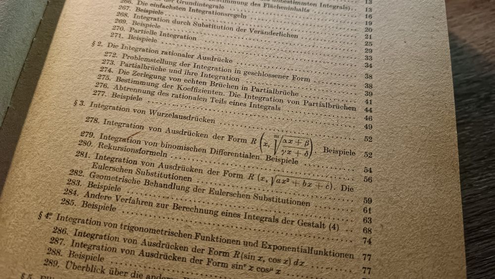 Inhaltsverzeichnis mit Formelsatz eines Mathematik-Lehrbuchs auf extrem holzhaltigen Papier 