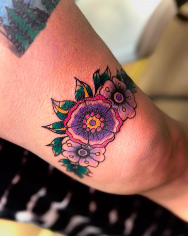 American traditional color tattoo of a floral band above the knee from a predawn flash set 