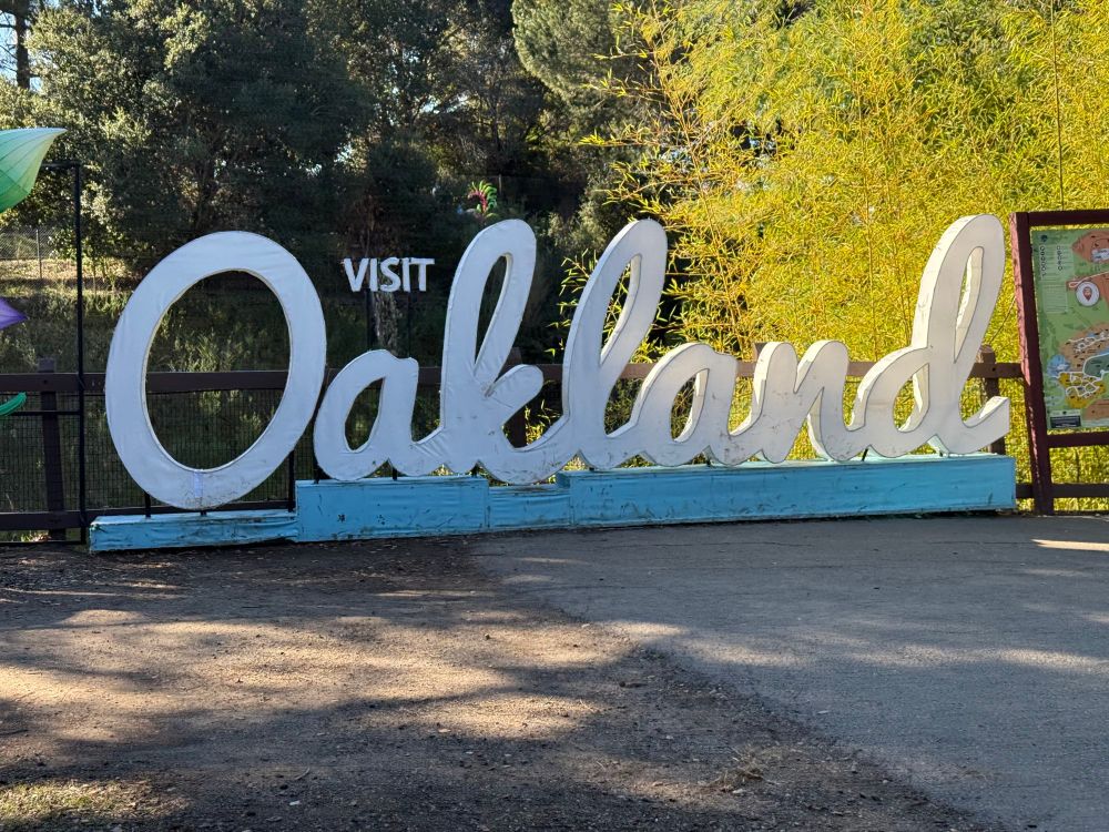Visit Oakland sign