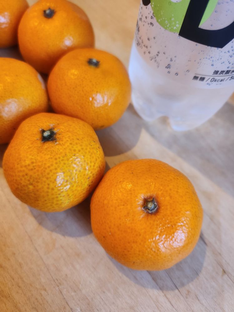 カビるから袋から出された小さめおみかんたちがテーブルに置かれている