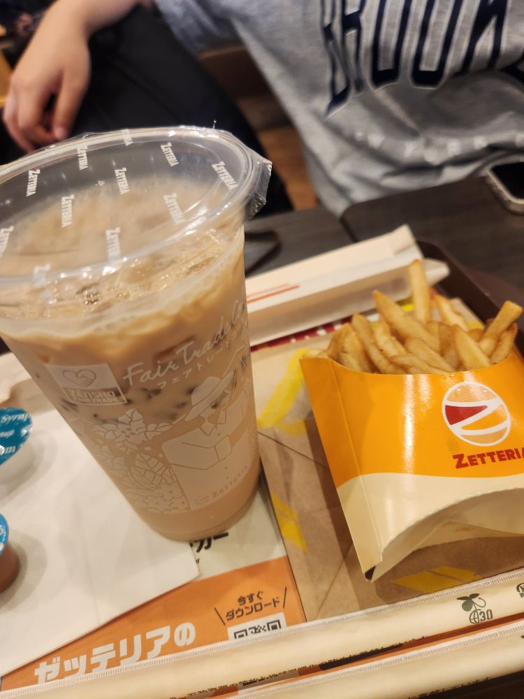 カフェラテとふるポテのセット490円