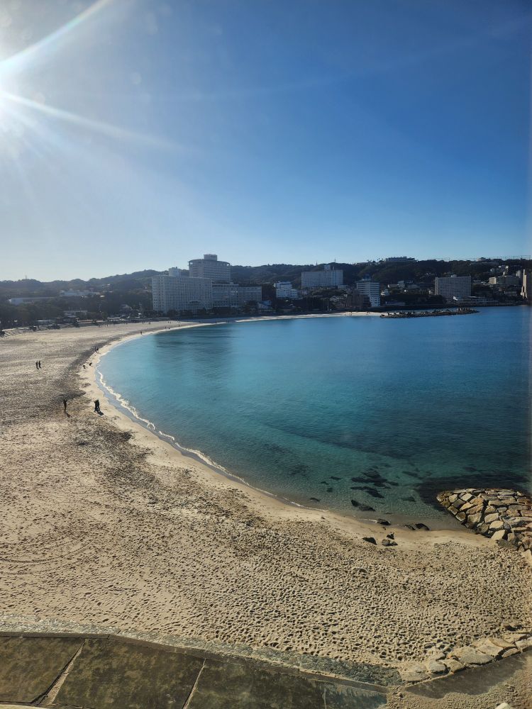 部屋からの白良浜の景色。