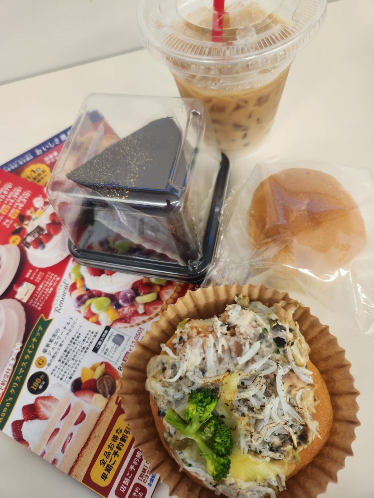 しらすとツナ、プチクリームパン、ショコラオランジュケーキ、アイスラテとクリスマスケーキご予約のチラシ