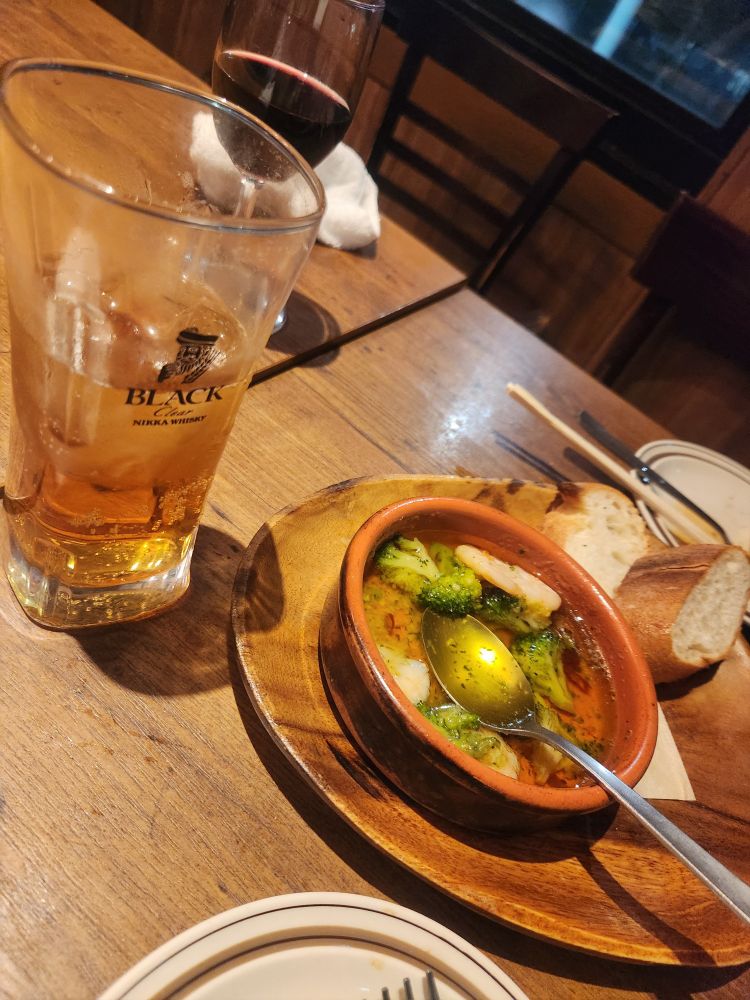 食べかけの海老とブロッコリーのアヒージョとアマレットジンジャー