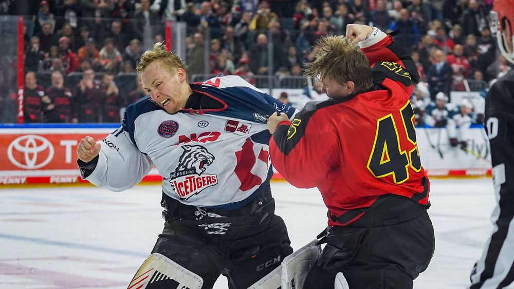 DEL: Goalies der Kölner Haie und Nürnberg Ice Tigers schlagen wild aufeinander ein