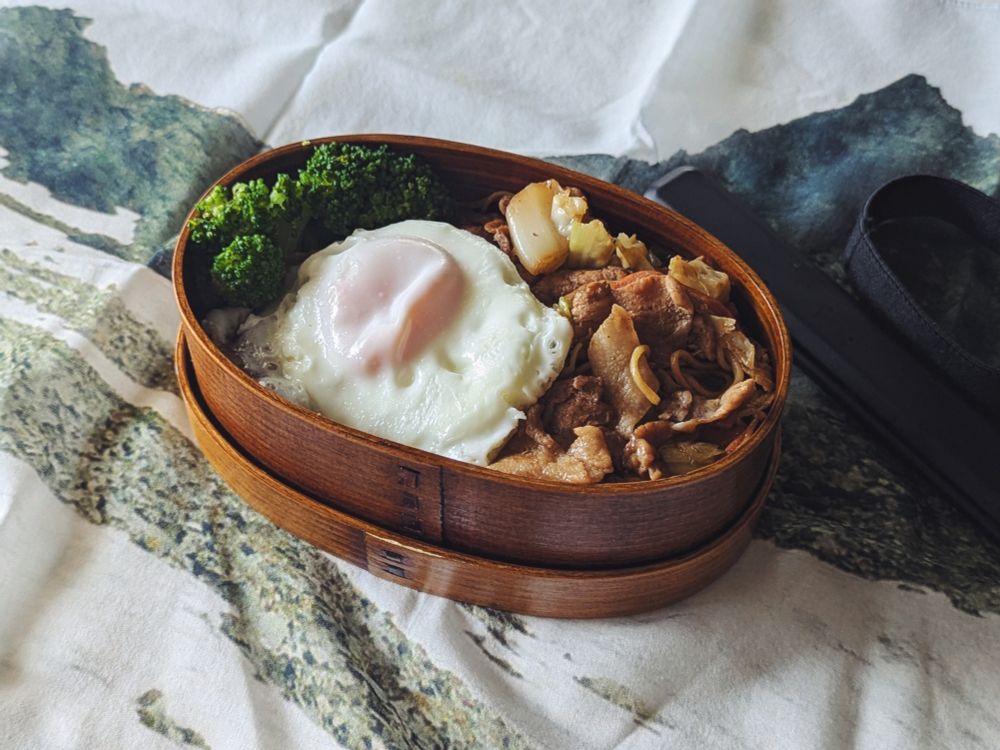 焼きそば 目玉焼き ブロッコリー