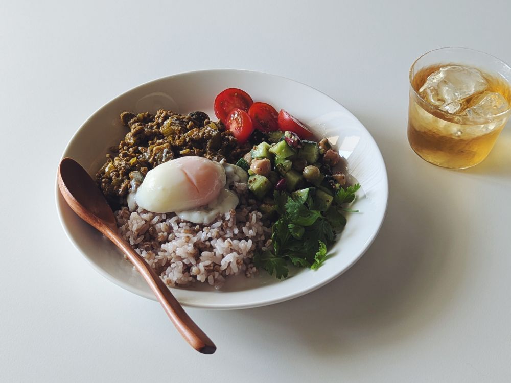 なすのキーマカレー 豆ときゅうりのアチャール ミニトマト パクチー 温泉たまご