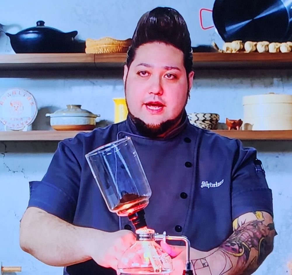 Chef Shintaro Eleazar Tozzo explaning how to make Japanese siphon coffee