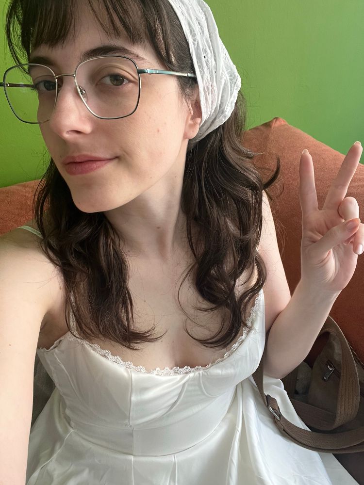 eu bem linda de vestido branco e um lenço branco no cabelo tal qual uma camponesa