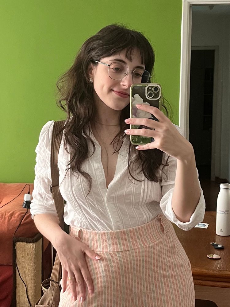 eu bem linda de camisa branca e calça rosa, unhas peroladas e cabelo bem ondulado lindo cheiroso