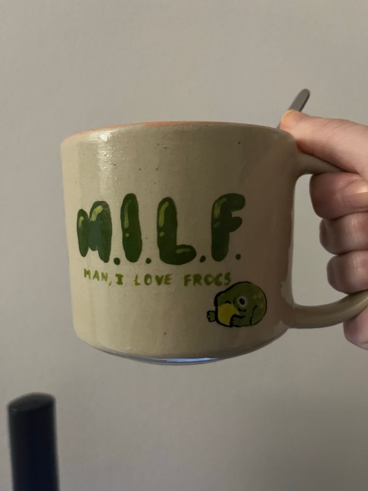 caneca com sapinhos desenhados escrito MILF e, embaixo “man, I love frogs”