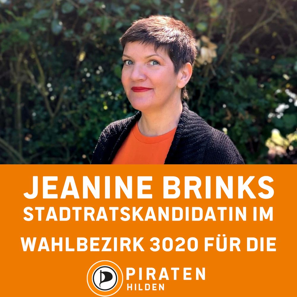 Sharepic, in der oberen Hälfte Portrait von Jeanine Brinks (Querformat), hierunter auf orange farbendem Hintergrund weißer Schriftzug "Jeanine Brinks, Stadtratskandidatin im Wahlbezirk 3020 für die" und hierunter das Logo der Piratenpartei Deutschland mit weißem Schriftzug rechts daneben, übereinander "PIRATEN Hilden"