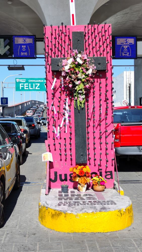 Ein schwarzes Kreuz auf pinkem Grund erinnert vor dem Grenzübergang Richtung USA an die Opfer der Feminizide in Ciudad Juárez.