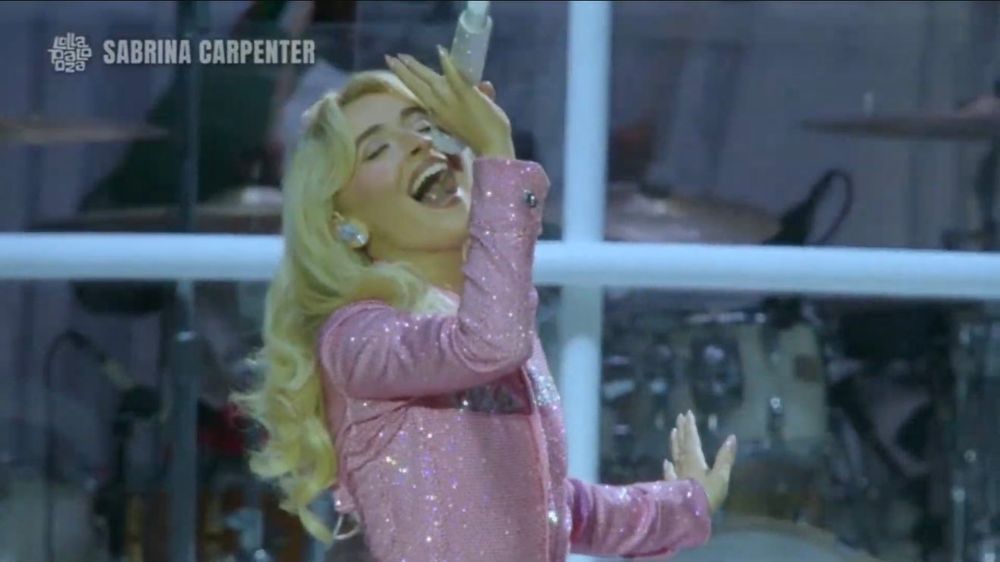 Sabrina Carpenter at lallapalooza 2025