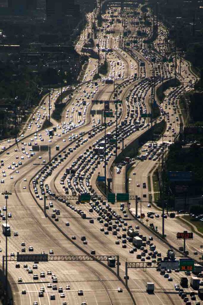 Bild der Interstate 10 / Katy Freeway, Texas, USA, mit 26 Spuren. In eine Richtung stauen die die Fahrzeuge.
