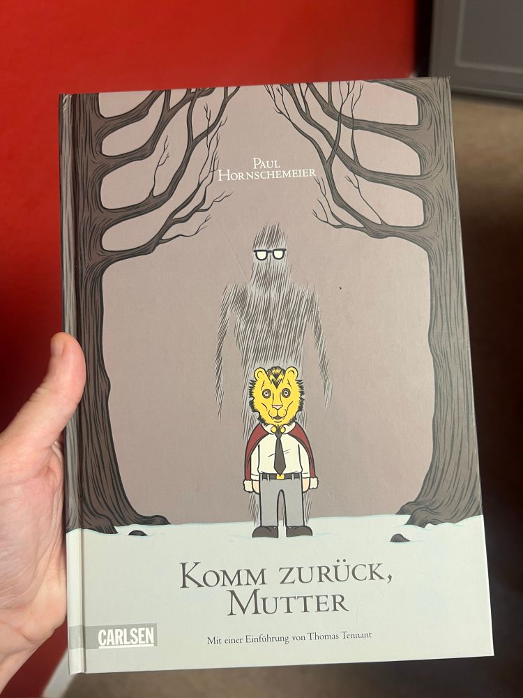 Cover des Buchs „Komm zurück, Mutter“ von Paul Hornschemeier. Darauf die Zeichnung einer Person, die zwischen Bäumen steht. Ihr Gesicht ist durch eine löwenähnliche Maske verdeckt; über ihrer Kleidung trägt die Person ein rotes Cape. Hinter der Person sieht man eine Art großen Geist mit Brille.