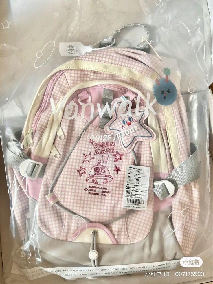 Mochila em tons pastéis(rosa, amarelo e cinza) embalada