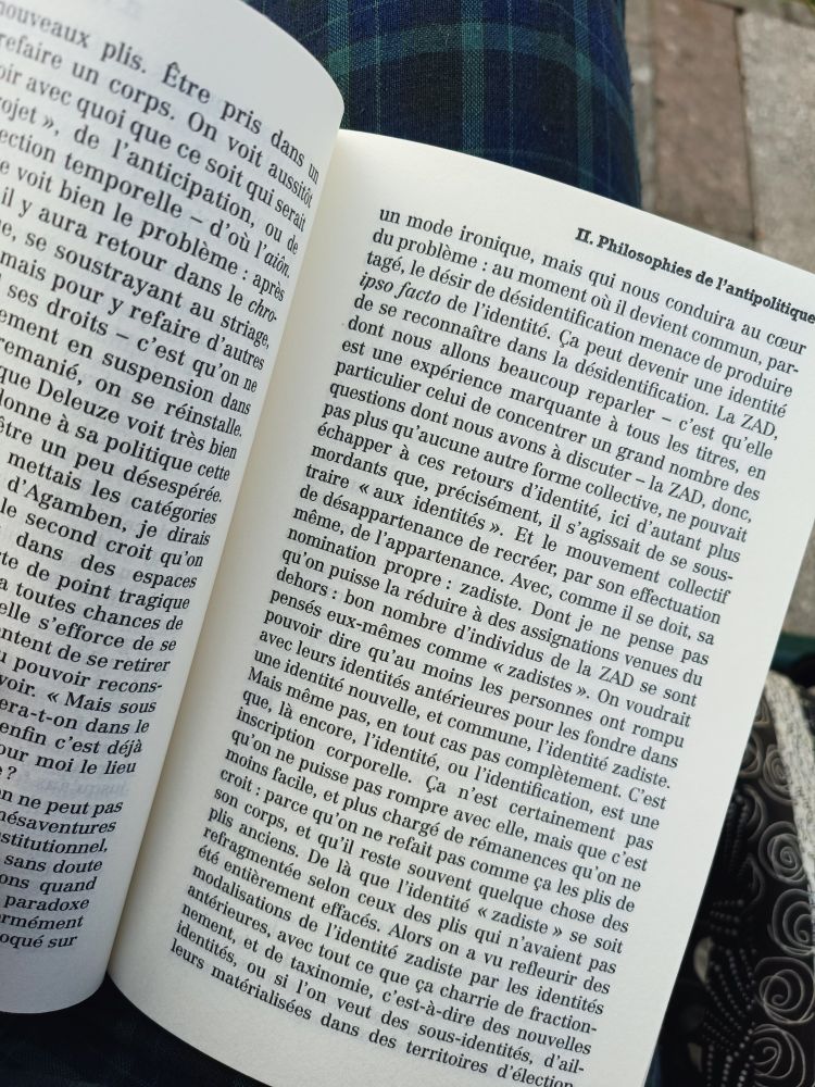Photo d'une page du livre "vivre sans ? (Institutions, police, travail, argent)" de Frédéric Lordon

Le texte n'a aucun paragraphe, saut à la ligne etc, un bloc de texte. Heureusement qu'il y a de la ponctuation mais c'est dur a lire 