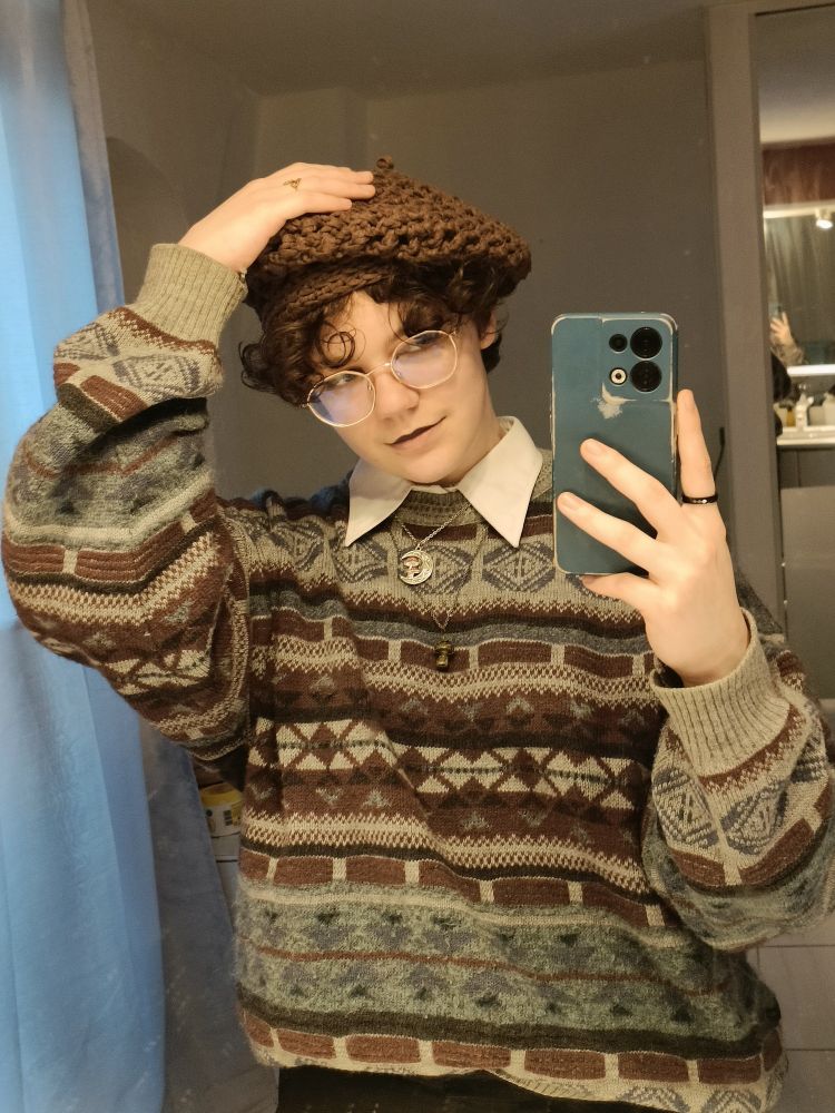 Photo de moi avec mon pull de grand père, mon béret marron et je suis maquillé d'un joli eye liner noir et d'un lipstick vert foncé sur la lèvre supérieure 