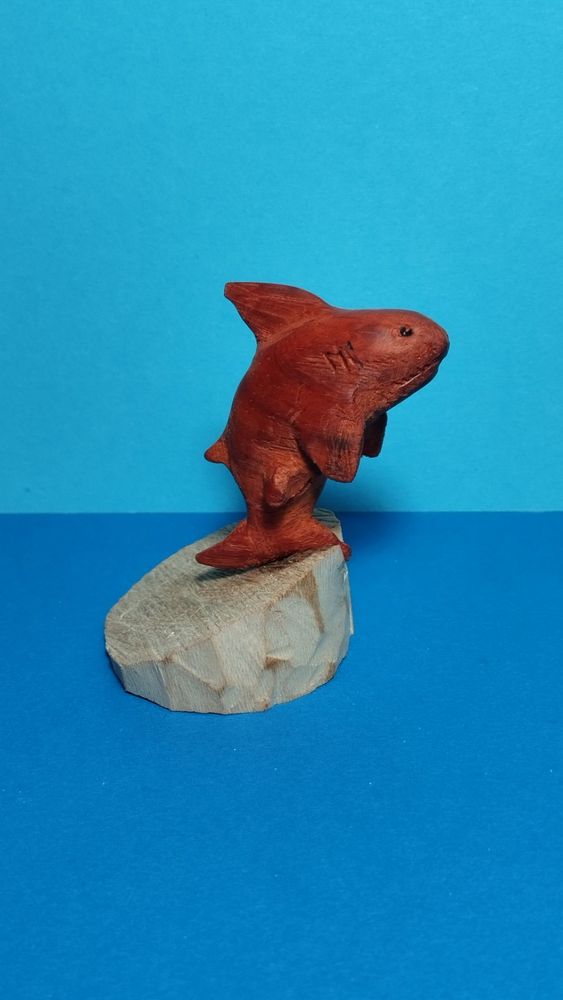 Un requin en bois rouge