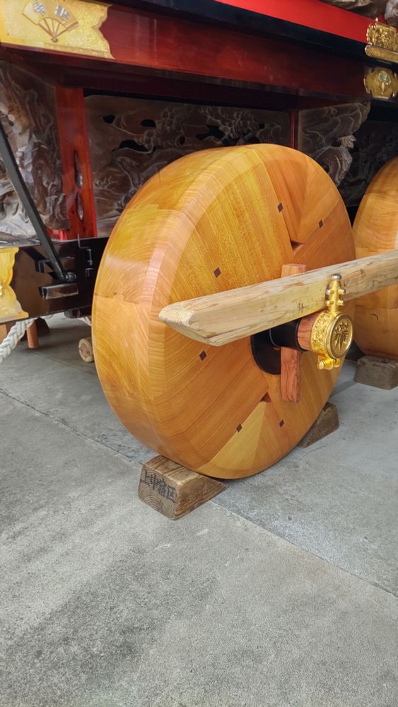 上中宿の新調したハンマ。まだ、曳き廻しで削れていません。4トンを支えるので、力強さがみなぎっている感じがします。ずっと見ていたい😆