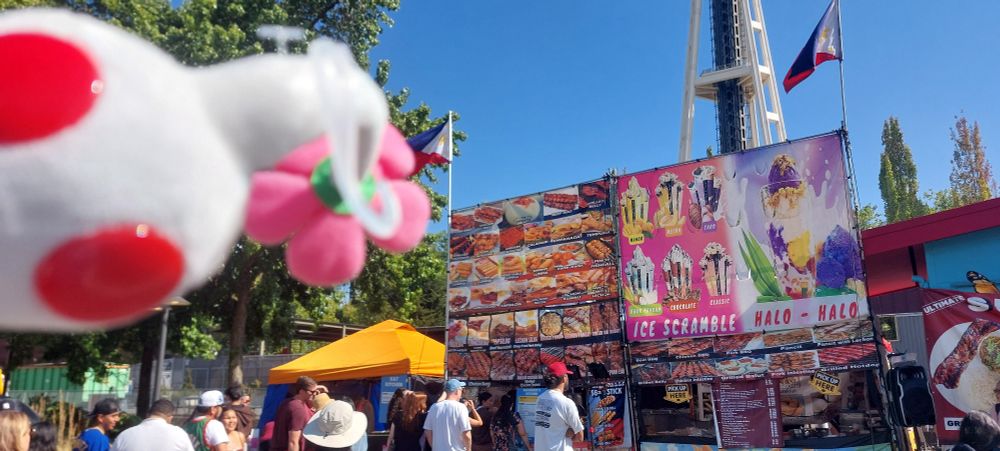 White Pikmin in dire need of Halo Halo (Filipino Desert)