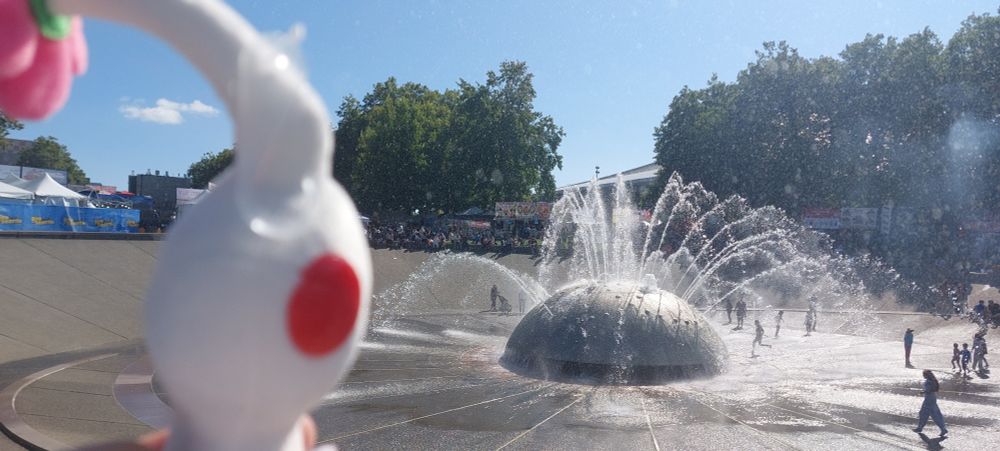 White Pikmin at the International Fountain