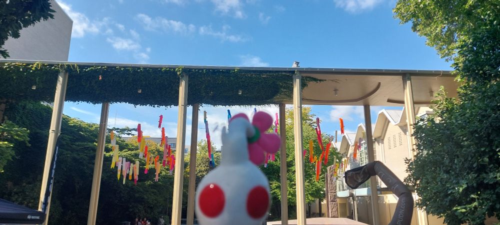 White Pikmin in front of one of the gates