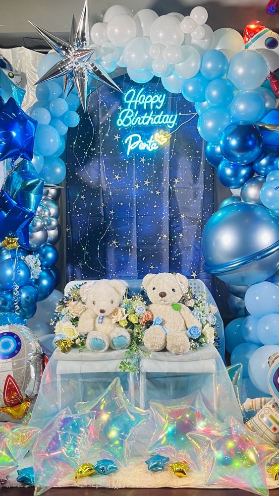 風船やHappyBirthdayネオンなどで飾りつけられたウェルカムコーナー