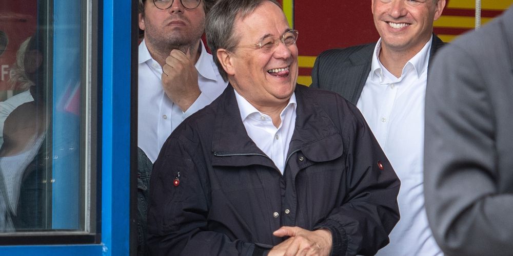 Armin Laschet lacht im Ahrtal