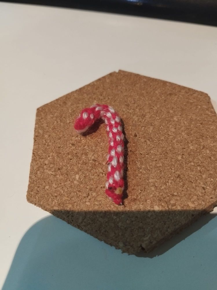 palito de caramelo blanco y rojo hecho con macramé