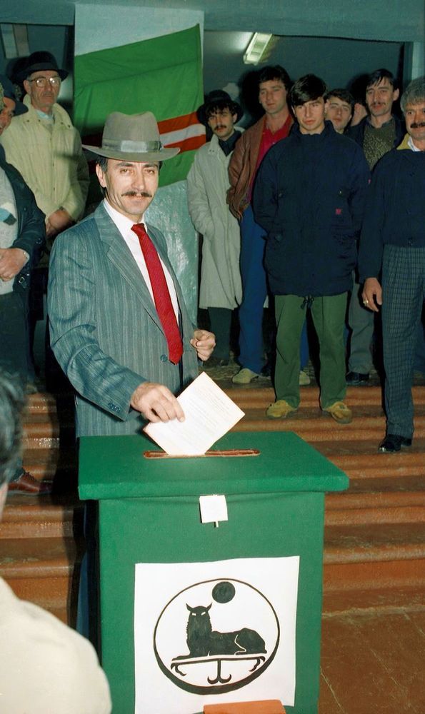 Image of Dzhokar Dudayev voting. 