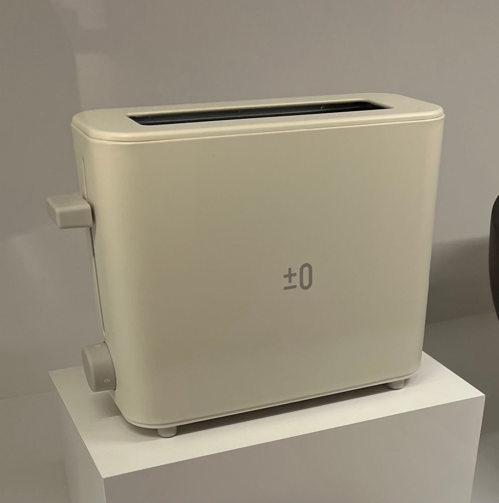 Toaster, 2007
Naoto Fukasawa, designer
Japanese, born 1956
Plus Minus Zero Co. Ltd., maker
polypropylene and metal