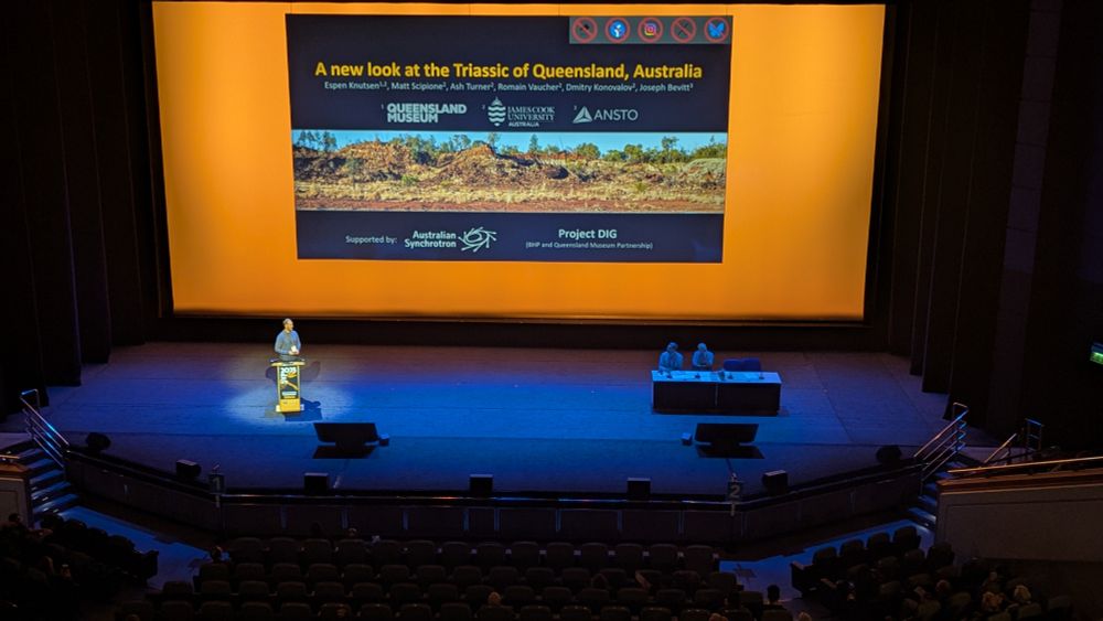 Espen Knutsen on stage with his title slide in Meeting Room Hall 1. 
