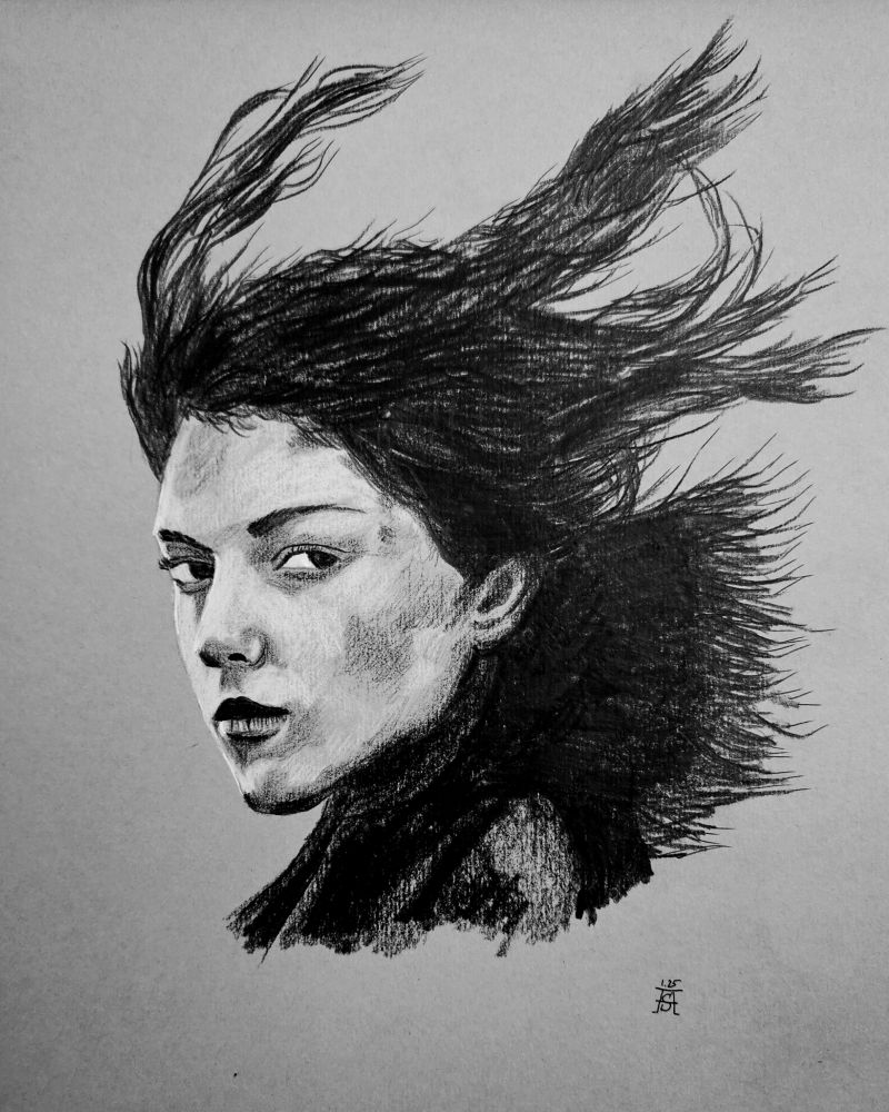 Junge Frau im Halbprofil im Wind 