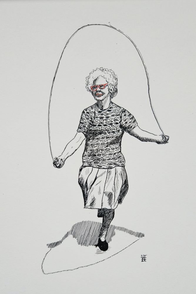 Ältere Frau in Faltrock und kurzärmligem Shirt macht fröhlich Seilspringen. Tuschezeichnung in schwarz. Ihre Brille und Lippen sind rot. 