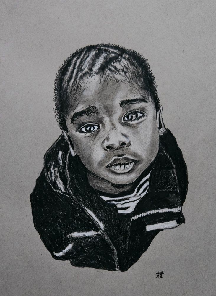 Kleines Kind blickt den Betrachter von unten mit großen Augen und ernstem Ausdruck an. 