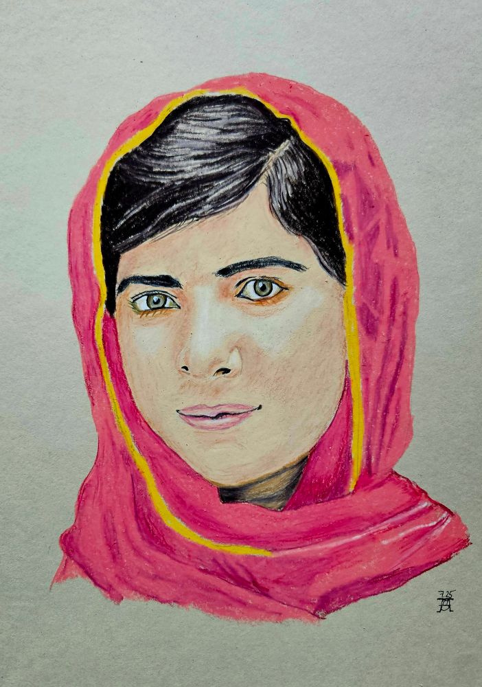 Portrait einer jungen Frau, die den Betrachter freundlich ansieht. Sie trägt ein lockeres pinkes Kopftuch mit goldener Borte. Ihr dunkles Haar schaut hervor. 