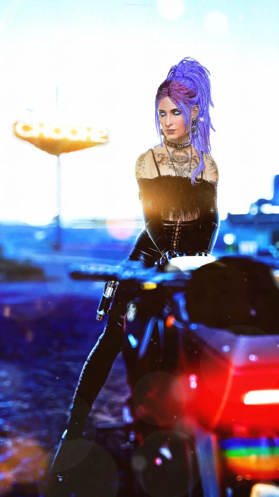 Screenshot aus Cyberpunk 2077. Zu sehen ist eine Frau (der Spielercharakter), die auf einem Motorrad sitzt, im Hintergrund sind die Badlands von Night City zu sehen.