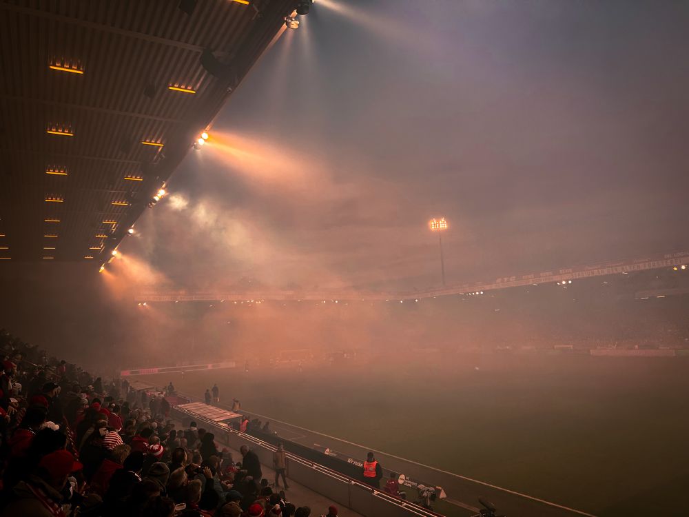 Stadion an der Alten Försterei. Flutlicht. Pyro. Und verloren.