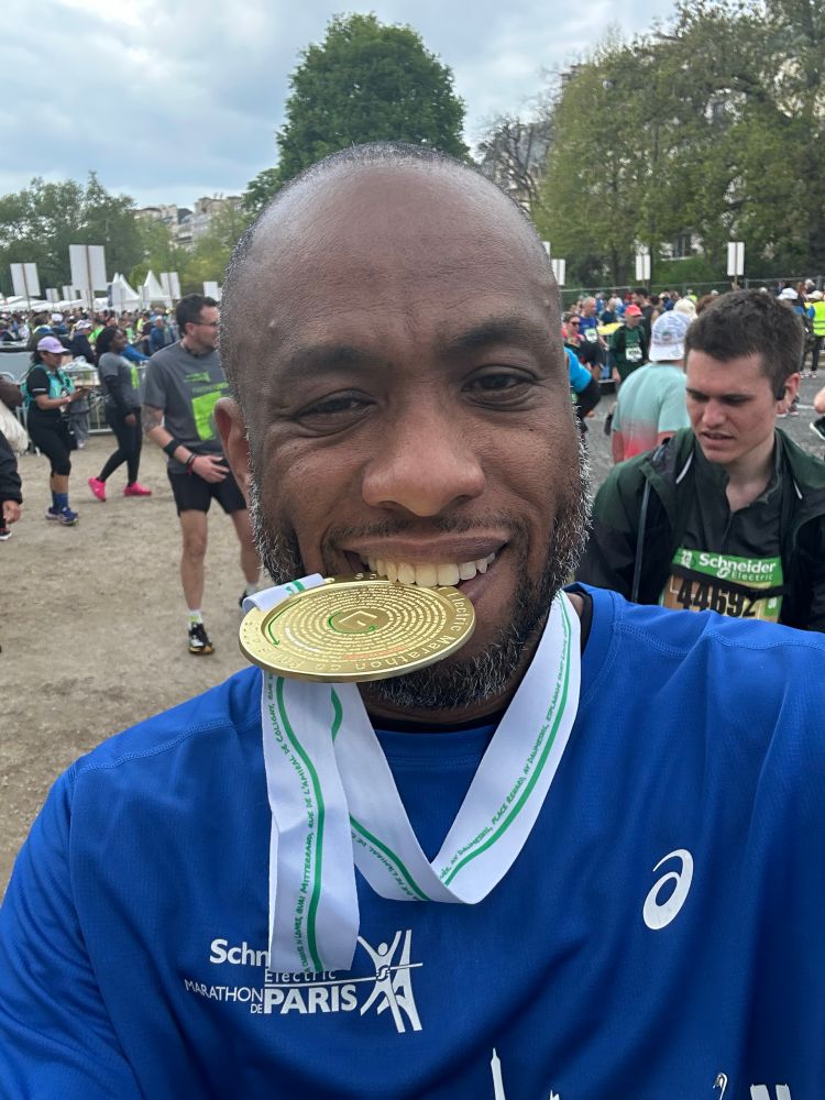 Biting the Paris marathon medal
