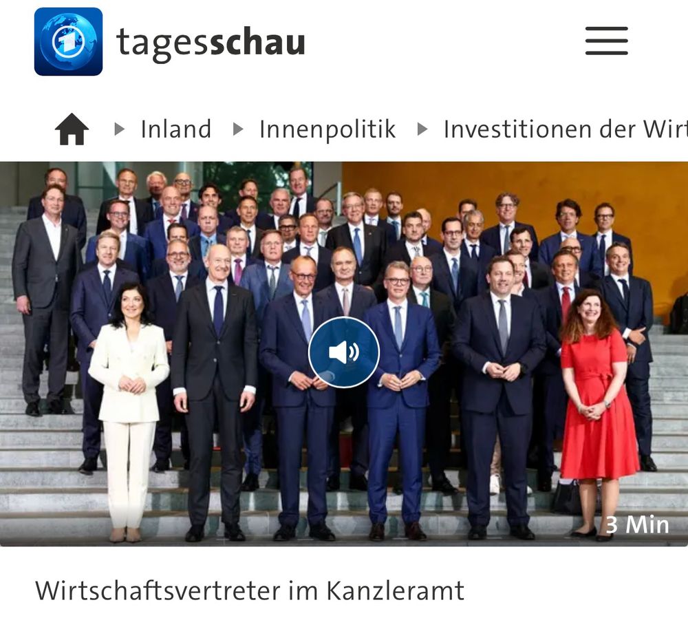 Screenshot von Tagesschau: Gruppenbild mit ca. 50 Männern aus der Wirtschaft mit Merz und Klingbeil, am Rand zwei Frauen: die Wirtschaftsministerin und die Commerzbank Chefin.