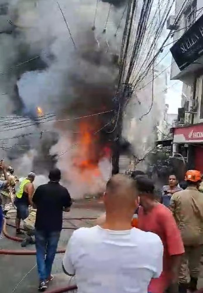 Incêndio atinge prédio de quatro andares na Rocinha - Diário do Rio de Janeiro