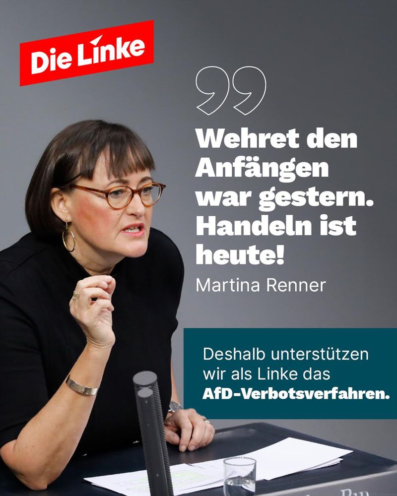 Das Bild zeigt Martina Renner, Abgeordnete der Linkspartei, während einer Rede im Bundestag. Sie trägt eine schwarze Bluse, eine Brille mit dunklem Rahmen und goldene Ohrringe. Mit entschlossener Gestik spricht sie ins Mikrofon. Neben ihr steht das Logo der Partei Die Linke. Daneben ist ein großes Zitat zu lesen: „Wehret den Anfängen war gestern. Handeln ist heute!“ – Martina Renner. Darunter befindet sich ein weiterer Text: „Deshalb unterstützen wir als Linke das AfD-Verbotsverfahren.“