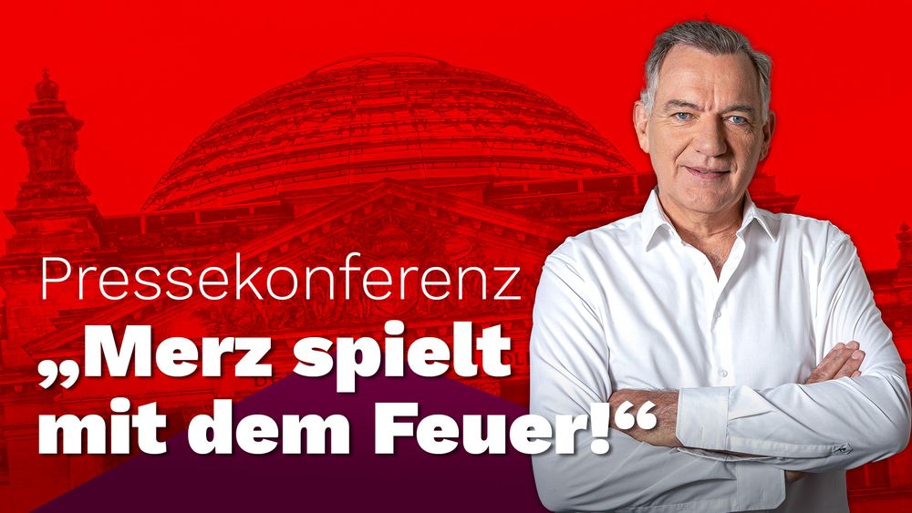 Die Grafik zeigt Jan van Aken, einen Politiker der Partei Die Linke. Er trägt ein weißes Hemd und steht vor einem roten Hintergrund, der das Reichstagsgebäude in Berlin teilweise im Hintergrund zeigt. Auf der Grafik steht der Text "Pressekonferenz", gefolgt von der Aussage "Merz spielt mit dem Feuer!". 
