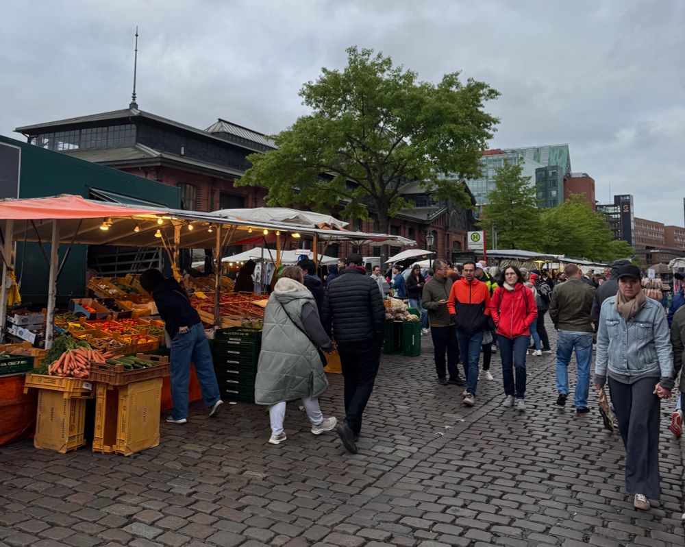 Fischmarkt crowds 2025-05-04