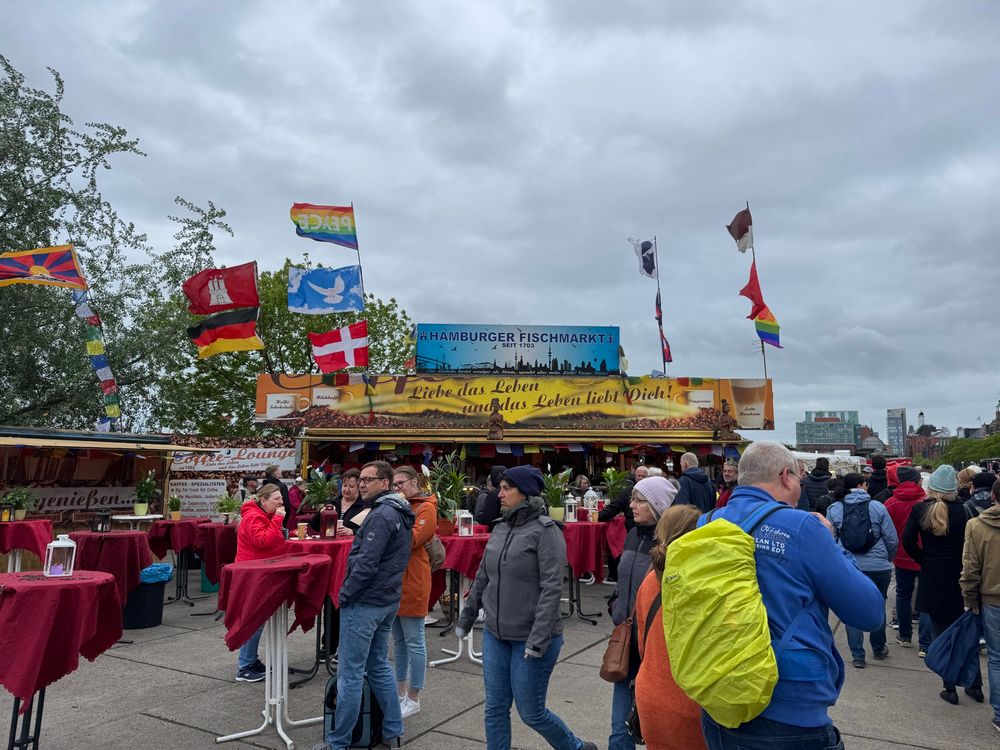 Fischmarkt crowds 2025-05-04